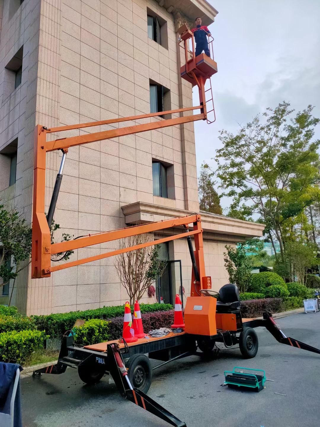 曲臂式高空作業車